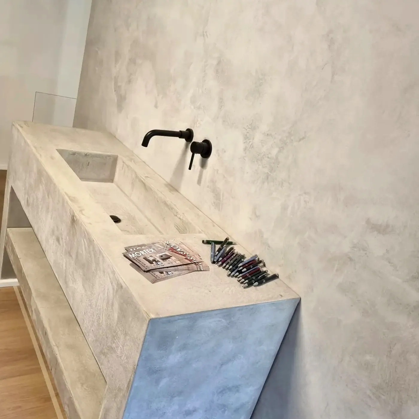 Showroom MISTO : murs et sol en enduit décoratif